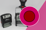 Runder Automatikstempel mit roter Farbe